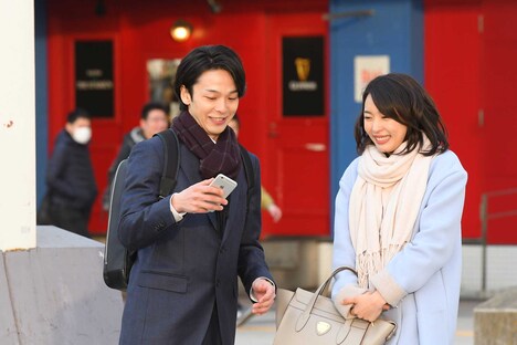 「美人が婚活してみたら」より、新たに公開された場面写真。中村倫也演じる高学歴の非モテ系・園木（左）。