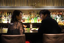 「美人が婚活してみたら」より、新たに公開された場面写真。黒川芽以演じるタカコ（左）と田中圭演じる矢田部（右）。