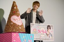 おかきタワーとお札パネルに囲まれた平野紫耀。