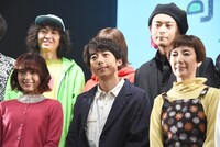 前列左から矢作穂香、高橋一生、戸田恵子。