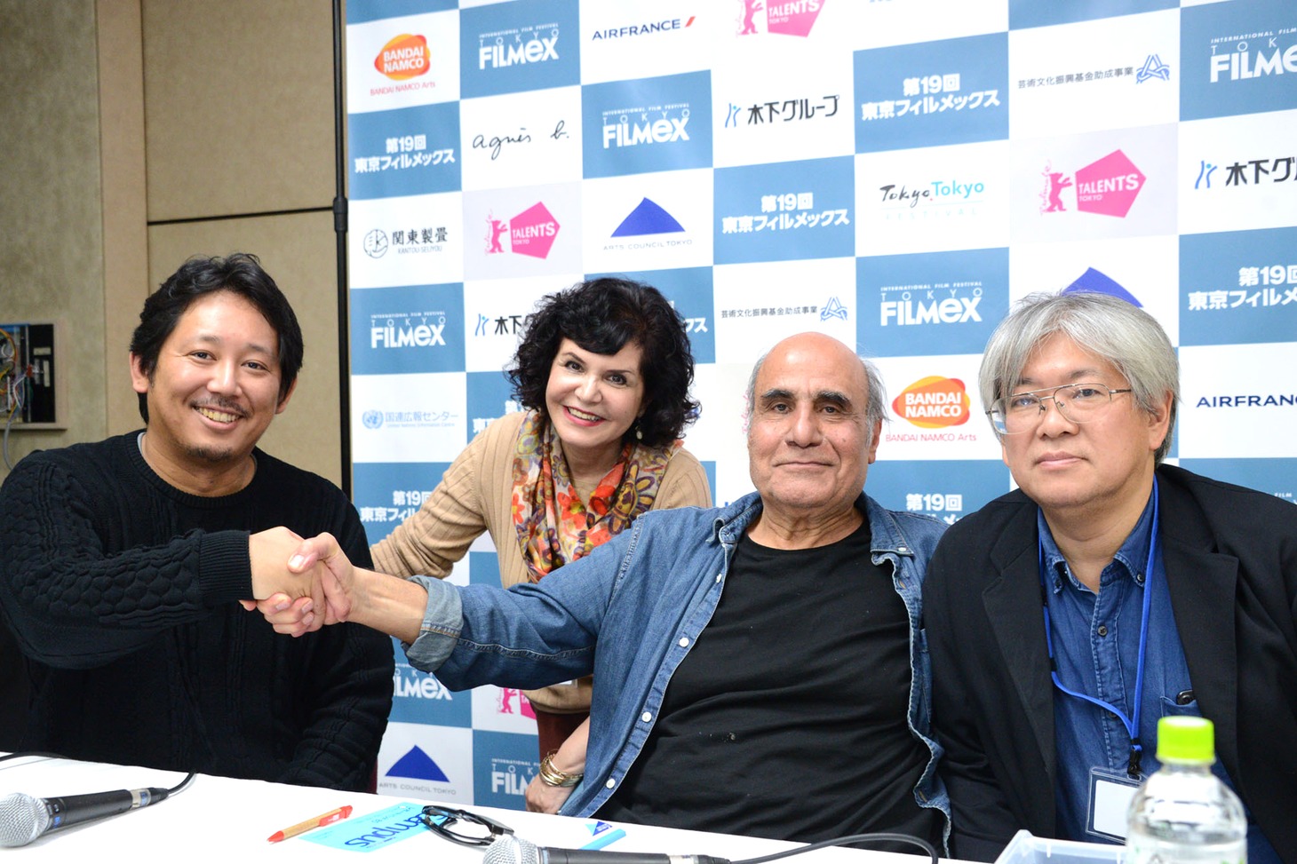 第19回東京フィルメックスにて、左から入江悠、通訳を務めたショーレ・ゴルパリアン、アミール・ナデリ、映画祭ディレクターの市山尚三。