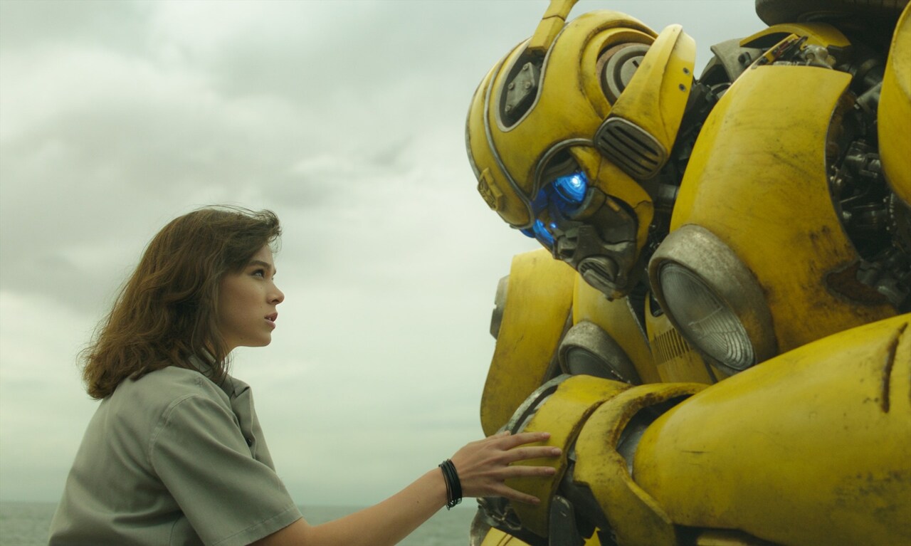 「バンブルビー」予告公開、犬との2ショット捉えた新たな場面写真も到着