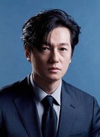 斎藤涼介役の井浦新。
