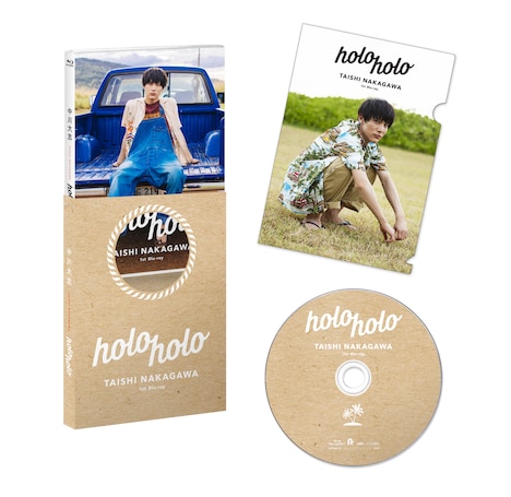 「中川大志 1st Blu-ray『holoholo』」初回限定版に付属するスリーブケース（左）とミニクリアファイル（右上）。