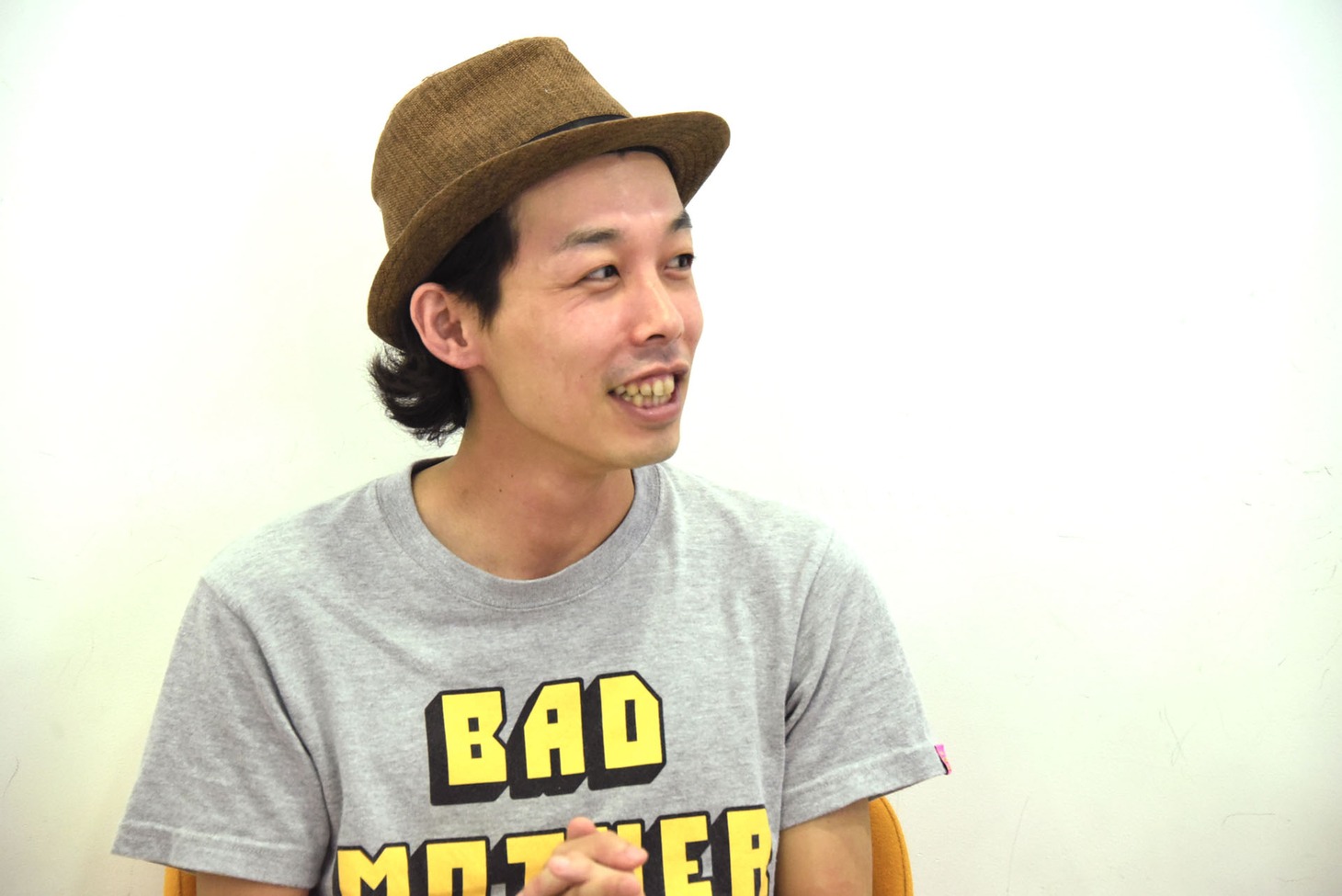 「お米とおっぱい。」コメント映像収録時の上田慎一郎。