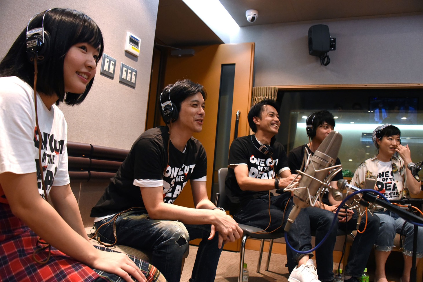 「カメラを止めるな！」オーディオコメンタリー「監督＆キャスト16名（わいわいver.）」収録時の様子。左から浅森咲希奈、山口友和、大沢真一郎、市原洋、しゅはまはるみ。