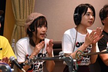 「カメラを止めるな！」オーディオコメンタリー「監督＆キャスト16名（わいわいver.）」収録時の様子。左から秋山ゆずき、真魚。