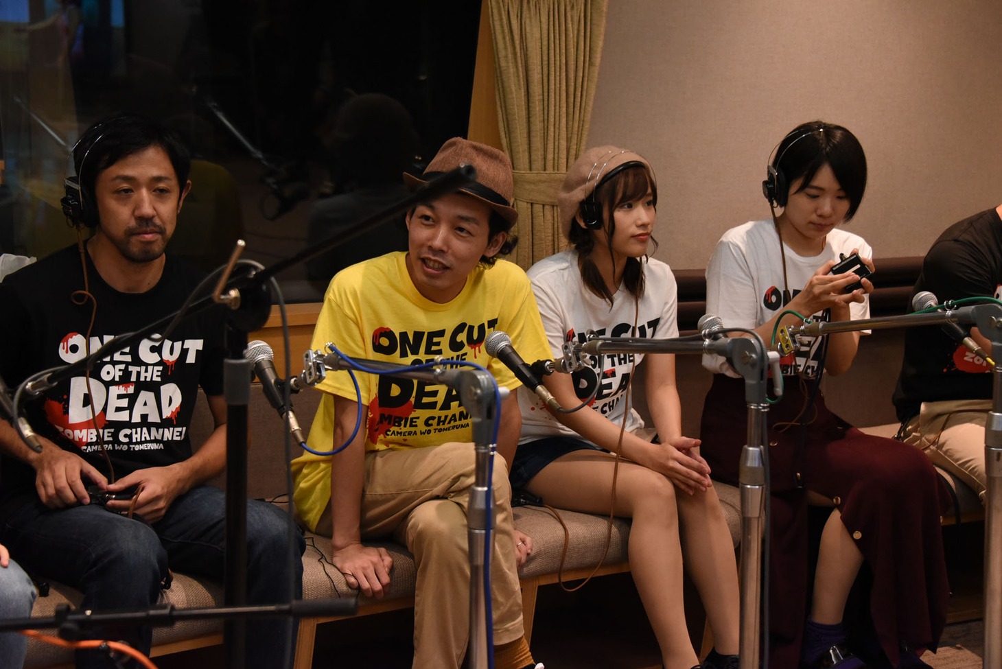 「カメラを止めるな！」オーディオコメンタリー「監督＆キャスト16名（わいわいver.）」収録時の様子。左から濱津隆之、上田慎一郎、秋山ゆずき、真魚。