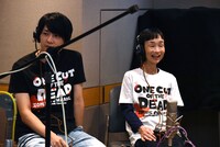 「カメラを止めるな！」オーディオコメンタリー「監督＆キャスト16名（わいわいver.）」収録時の様子。左から長屋和彰、どんぐり（竹原芳子）。