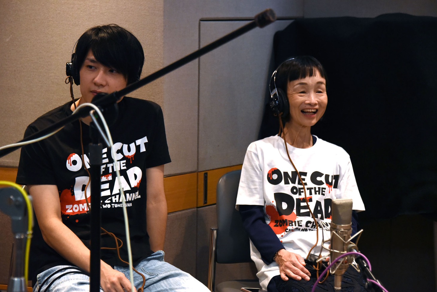 「カメラを止めるな！」オーディオコメンタリー「監督＆キャスト16名（わいわいver.）」収録時の様子。左から長屋和彰、どんぐり（竹原芳子）。