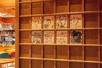 ZENON SAKABAのサインウォール。