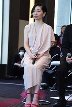 ラン・ランの演奏に聴き入る坂本真綾。