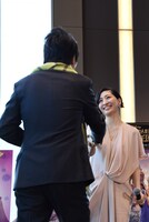 握手をする坂本真綾（右）とラン・ラン（左）。