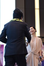 握手をする坂本真綾（右）とラン・ラン（左）。