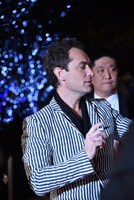 ファンサービスをするジュード・ロウ。