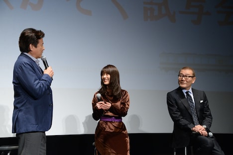 立ち上がって感想を熱弁する三浦友和（左）。