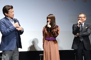 左から三浦友和、有村架純、國村隼。