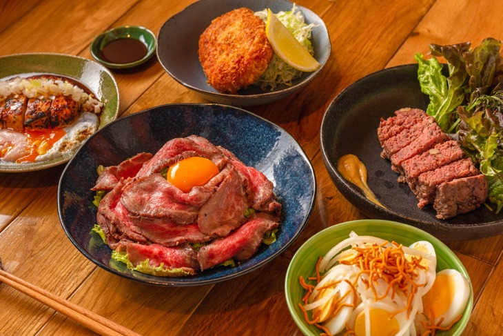「あか牛のローストビーフ」とそのほかの料理。