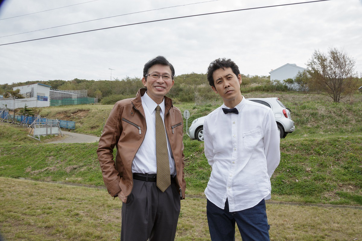 「そらのレストラン」オフショット。左から鈴井貴之、大泉洋。