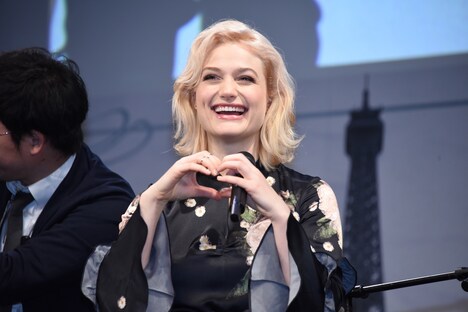 ハートマークを作るアリソン・スドル。