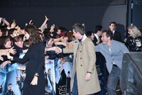 ファンと交流するキャストたち。