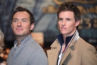 左からジュード・ロウ、エディ・レッドメイン。