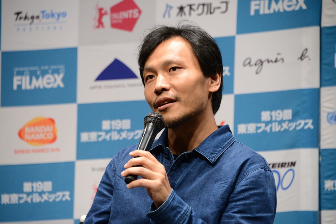 イン・リャンが変革目指して撮った新作引っさげ登壇、自主亡命した映画監督を描く