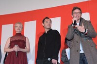 左からアリソン・スドル、ジュード・ロウ、エディ・レッドメイン。