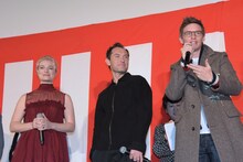 左からアリソン・スドル、ジュード・ロウ、エディ・レッドメイン。