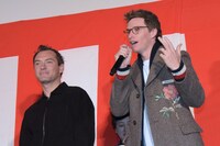 左からジュード・ロウ、エディ・レッドメイン。