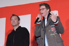 左からジュード・ロウ、エディ・レッドメイン。