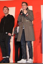 左からジュード・ロウ、エディ・レッドメイン。