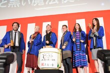 「ファンタスティック・ビーストと黒い魔法使いの誕生」初日舞台挨拶の様子。左からダン・フォグラー、アリソン・スドル、ジュード・ロウ、エディ・レッドメイン、キャサリン・ウォーターストン、クラウディア・キム。