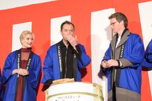 酒の匂いをかぐジュード・ロウ（中央）。