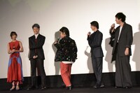 うろうろするMIYAVIのまねをする加藤諒（中央）。