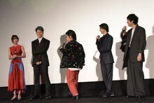 うろうろするMIYAVIのまねをする加藤諒（中央）。