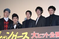 「ギャングース」初日舞台挨拶の様子。左からMIYAVI、加藤諒、高杉真宙、渡辺大知、林遣都。
