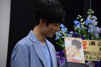 お気に入りのカットを紹介する濱正悟。