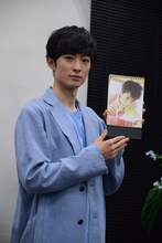 お気に入りのカットを紹介する濱正悟。