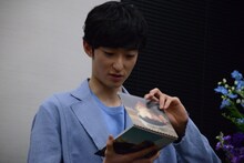 カレンダーを紹介する濱正悟。