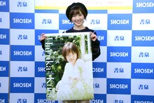 カレンダーを紹介する工藤遥。