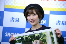 カレンダーを紹介する工藤遥。