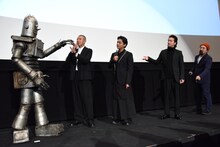 左からロボオ、荒川良々、山田孝之、佐藤健、山下敦弘。