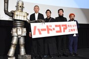 「ハード・コア」初日舞台挨拶の様子。左からロボオ、荒川良々、山田孝之、佐藤健、山下敦弘。