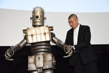 ロボオをエスコートする荒川良々（右）。