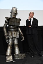 左からロボオ、荒川良々。