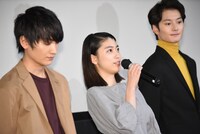 左から金子大地、成海璃子、岡田将生。