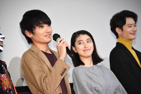 左から金子大地、成海璃子、岡田将生。