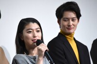 左から成海璃子、岡田将生。