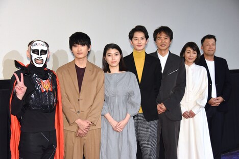 「家族のはなし」初日舞台挨拶の様子。左から鉄拳、金子大地、成海璃子、岡田将生、時任三郎、財前直見、山本剛義。